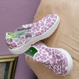 Oofos Oomg Eezee Womens Slip-On Shoes Rose Leopard Print Size 5W
